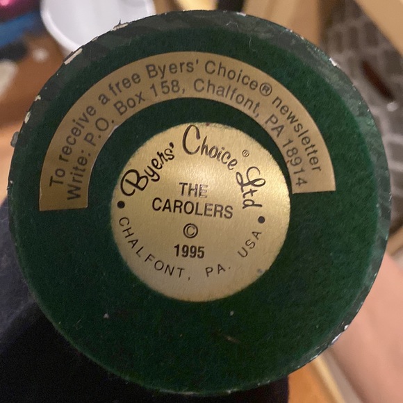 Byers’ Choice Ltd. Woman Bell Ringer With Kettle. - Picture 17 of 17